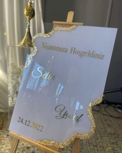 Düğün & Nişan & Kına Pleksi Karşılama Panosu Beyaz  / Altın Yaldız Tasarım