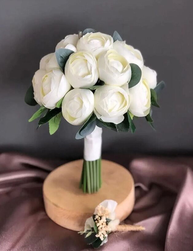 Okaliptuslarla Süslenmiş Beyaz Kapalı Şakayık Gelin Çiçeği