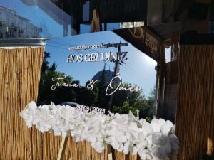 Düğün & Nişan & Kına Bembeyaz Ortancalarla Aynalı Pleksi Karşılama Panosu