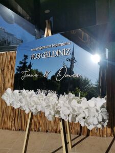 Düğün & Nişan & Kına Bembeyaz Ortancalarla Aynalı Pleksi Karşılama Panosu