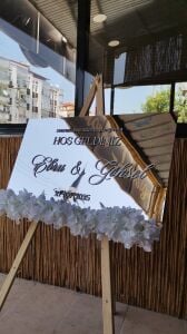 Düğün & Nişan & Kına Bembeyaz Ortancalarla Aynalı Pleksi Karşılama Panosu(Sovale DAHİL)