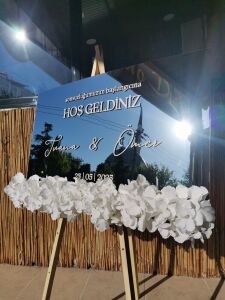 Düğün & Nişan & Kına Bembeyaz Ortancalarla Aynalı Pleksi Karşılama Panosu(Sovalesiz)