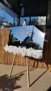 Düğün & Nişan & Kına Bembeyaz Ortancalarla Aynalı Pleksi Karşılama Panosu(Sovalesiz)